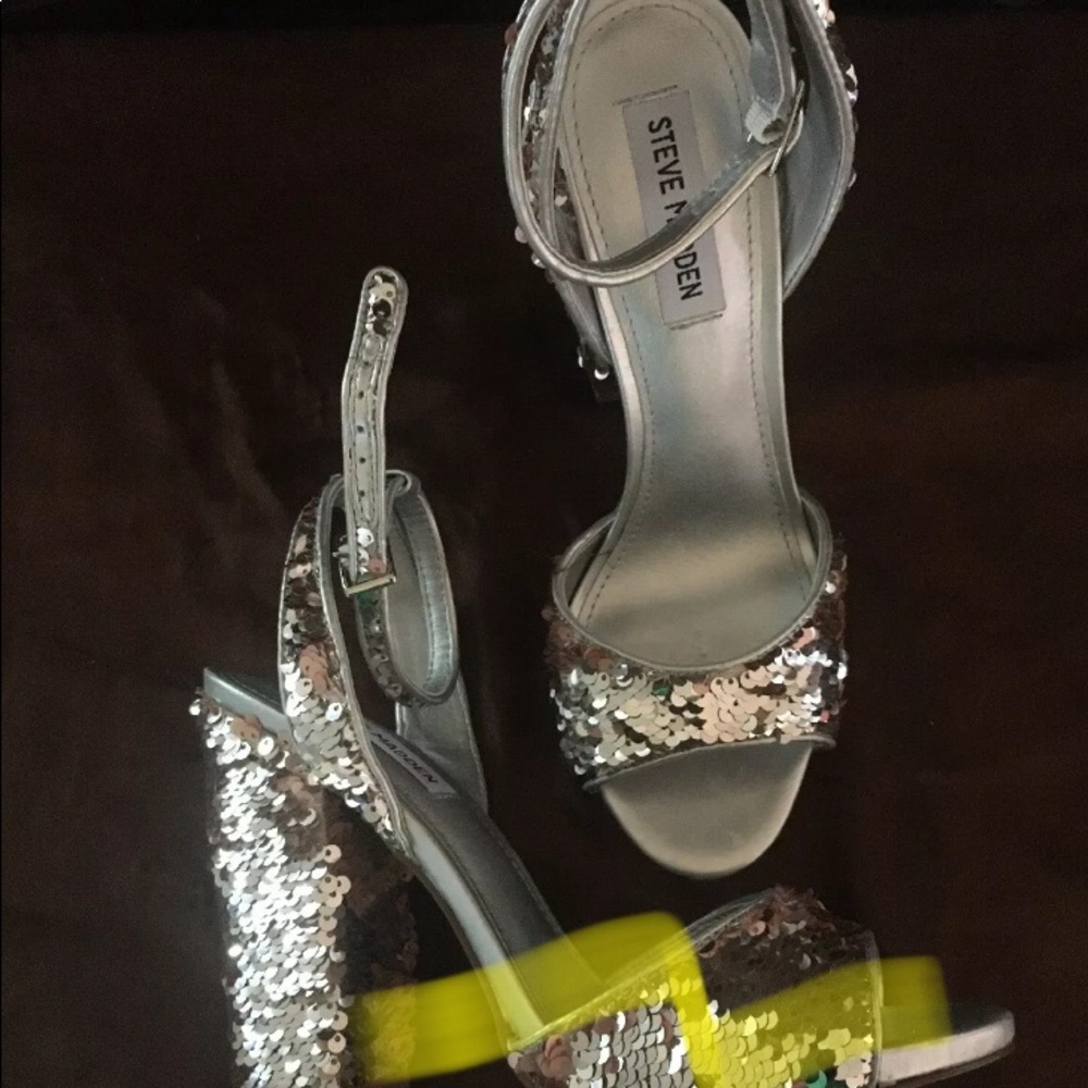 Steve Madden Womens Ritzy Gold Sequin Ankle Strap